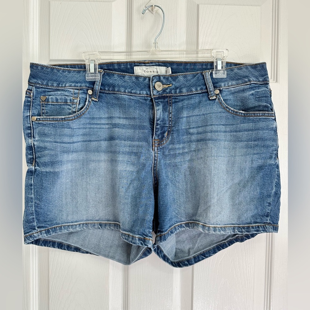 Torrid Plus Size medium wash jean shorts